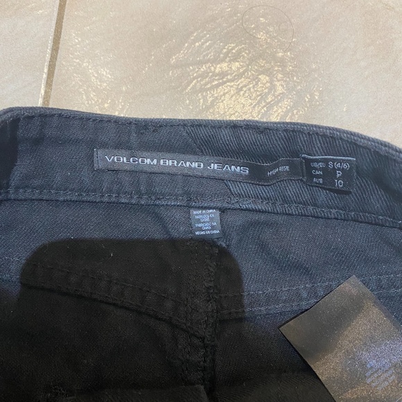 VOLCOM skirt - Picture 2 of 2